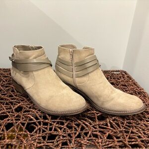 DV8 Dolce Vita tan/gray low heeled booties